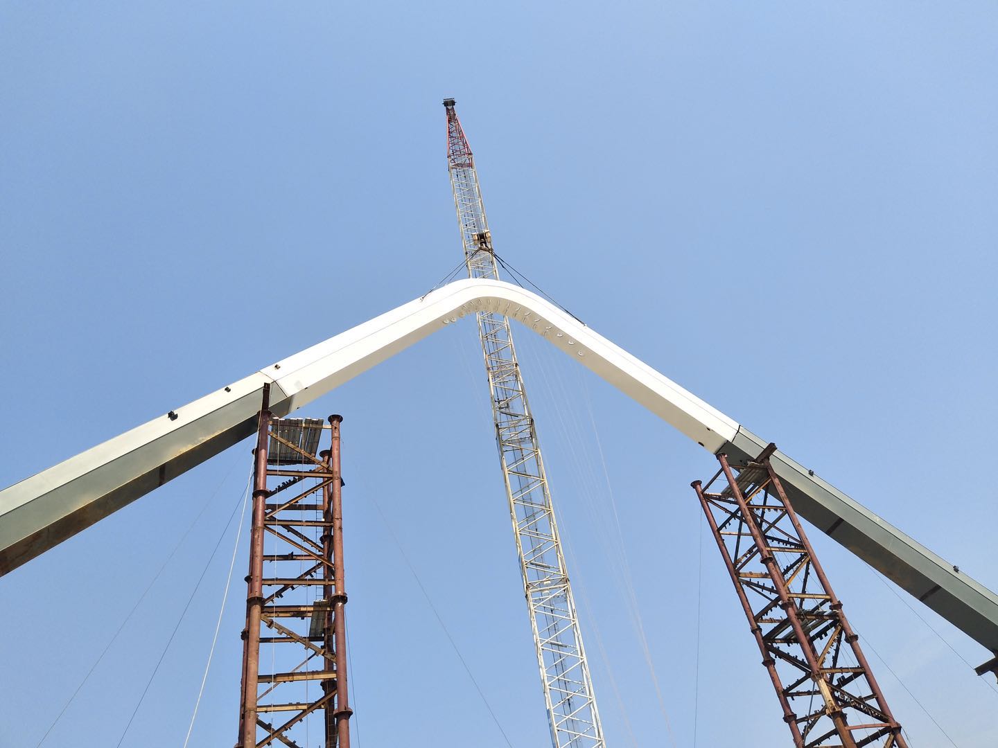 紫荊路跨龍王港河橋順利完成主拱合龍！